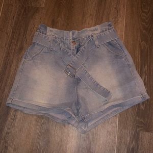No Boundaries White Wash Denim Buckle Belt Stretch Shorts